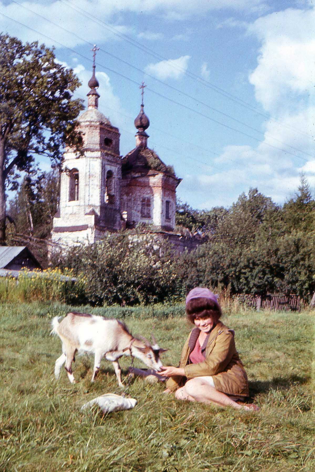 Людмила Левченко (Еременко). В Каблуково. 1980-е гг.
