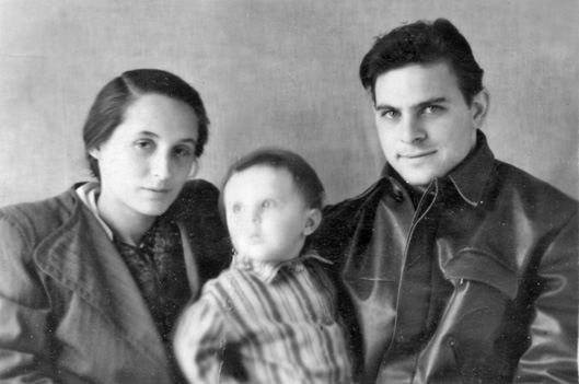 Э.А. Абелева и Г.И. Абелев с сыном Женей