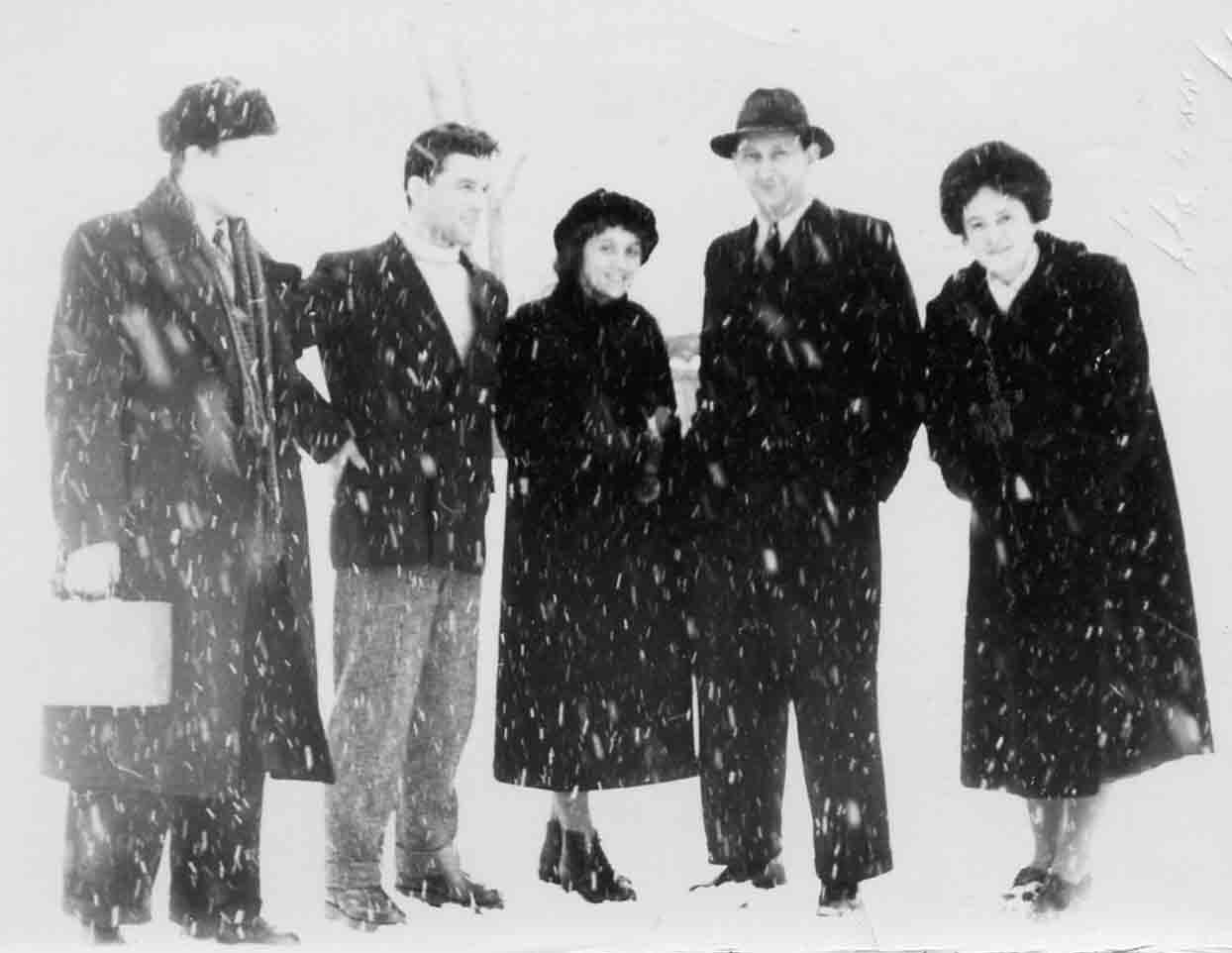 Слева направо: неизвестный; Ю. Лапкин; Э.А. Абелева; М.Л. Бельговский; Н.А. Потехина
