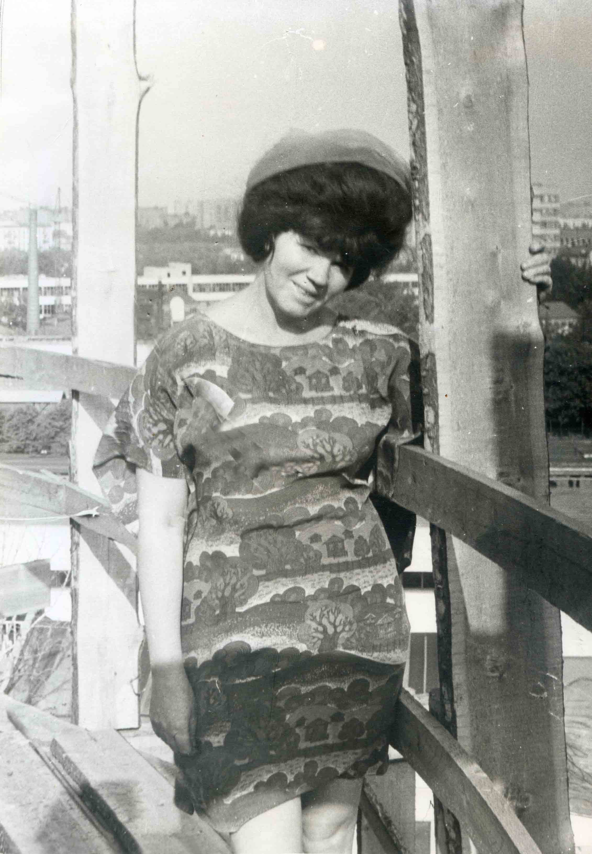 Людмила Левченко (Еременко). На лесах ц. Флора и Лавра на Зацепе. 1978