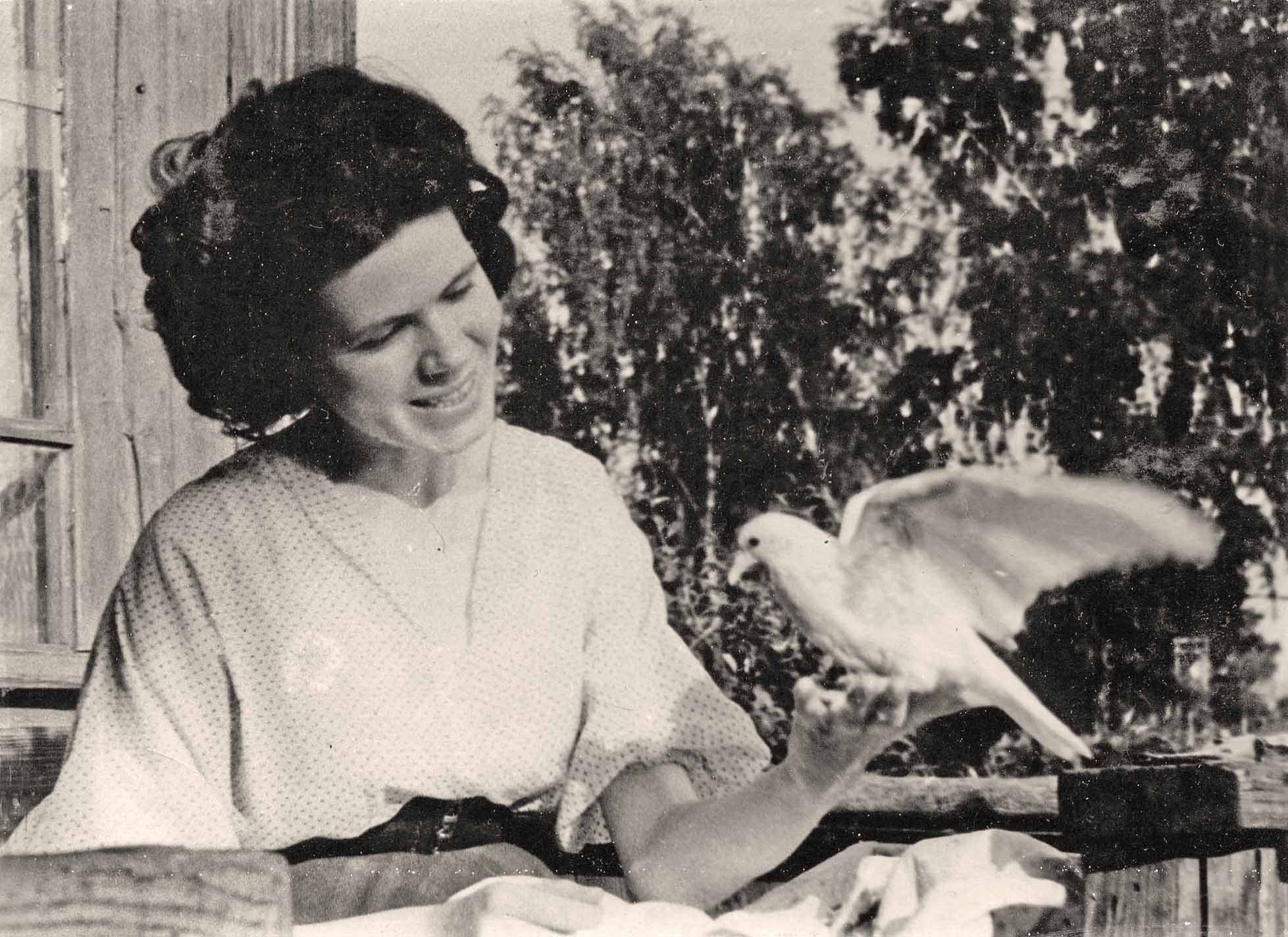 Людмила Левченко (Еременко). Жилино, 1950-е гг. С Саняпкой