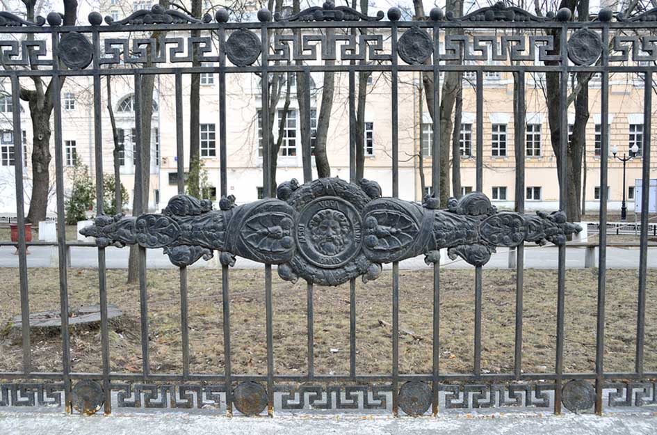 Слободской дворец, секция ограды