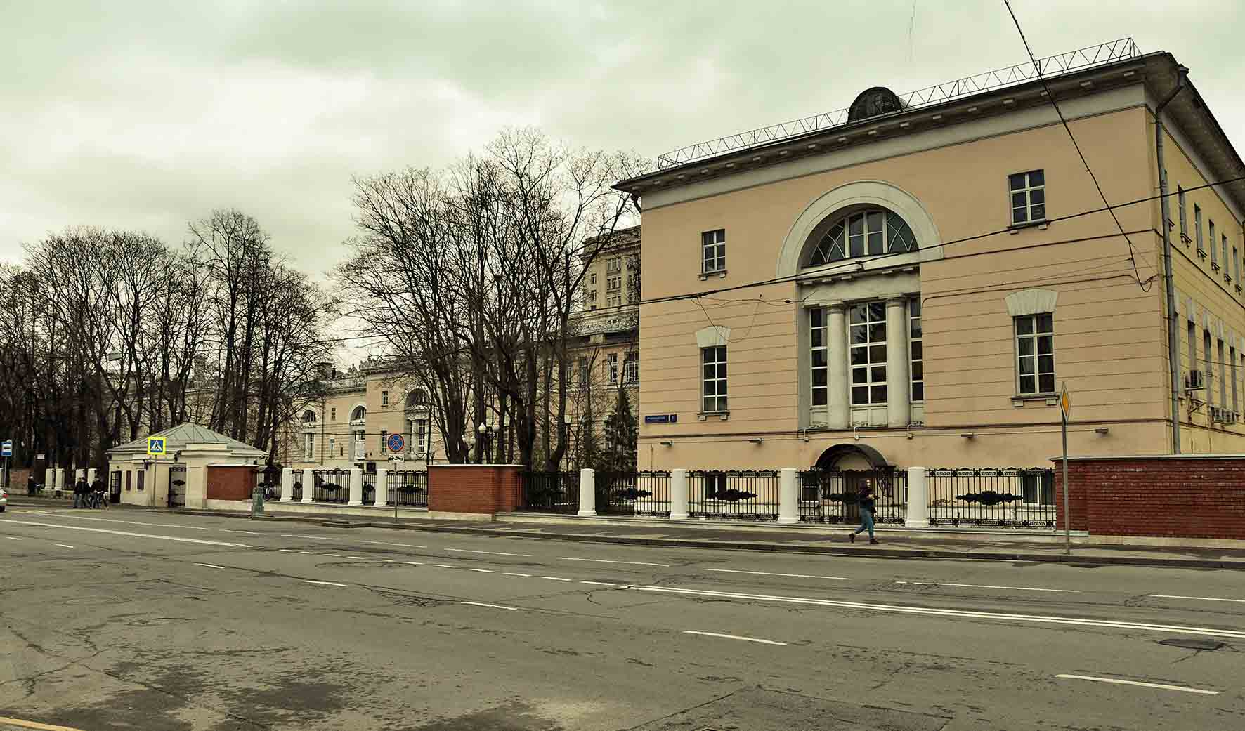 Слободской дворец, фрагмент ограды. 2018